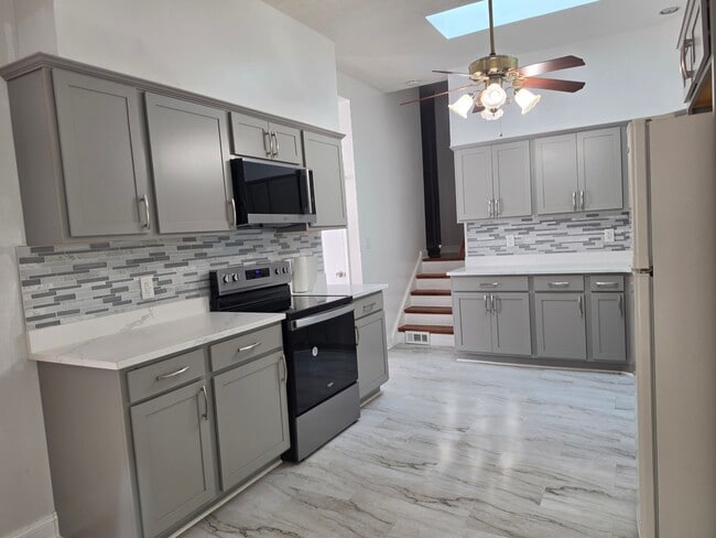 Building Photo - 5825 Lamont Dr