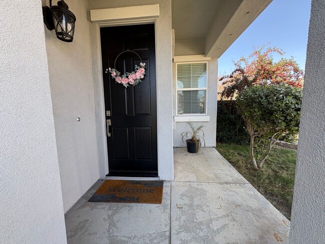 Building Photo - Beautiful Single Story 4 Bed 3 full bath H...