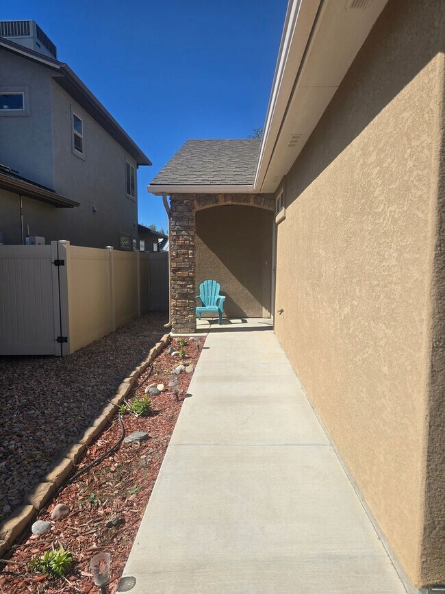 Building Photo - Beautiful home available now!