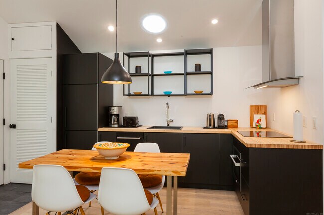Foto del edificio - 1327 Little Meadow Rd
