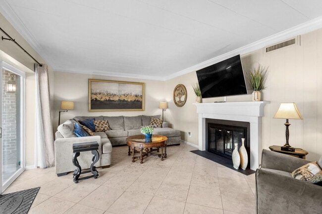 Foto del edificio - 10100 Lakeshore Dr