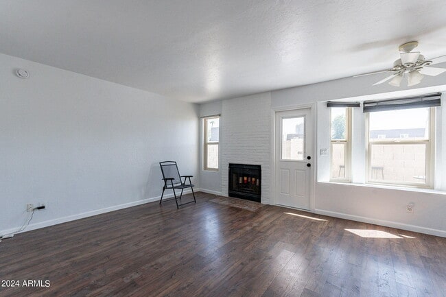 Foto del edificio - 820 W University Dr