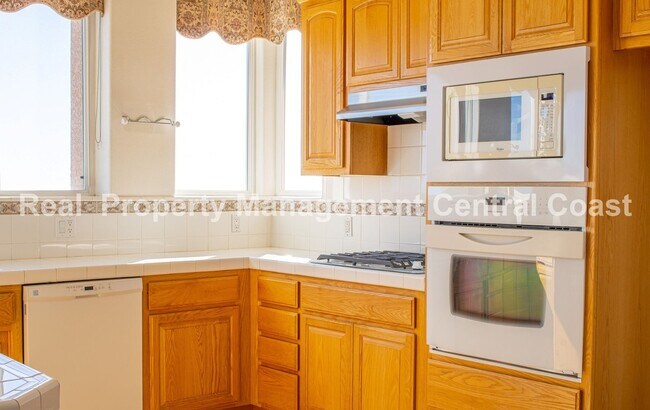 Building Photo - AVAILABLE MARCH - Amazing Ocean View Home