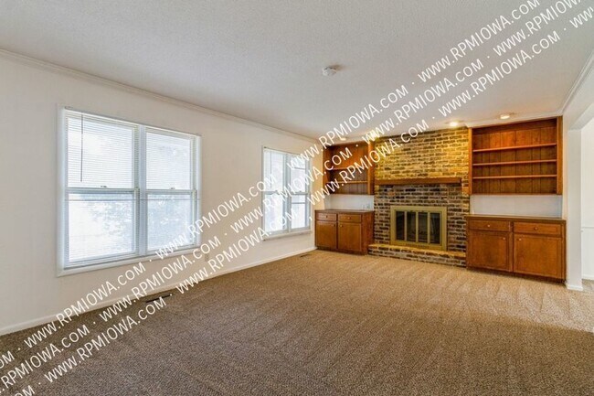 Foto del edificio - LARGE SPLIT LEVEL!!  4 Bedroom, 3 Bath Hom...