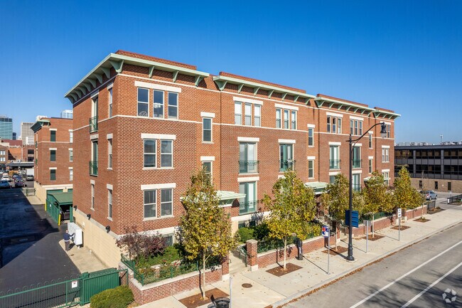 Building Photo - 110-120 E Mound St