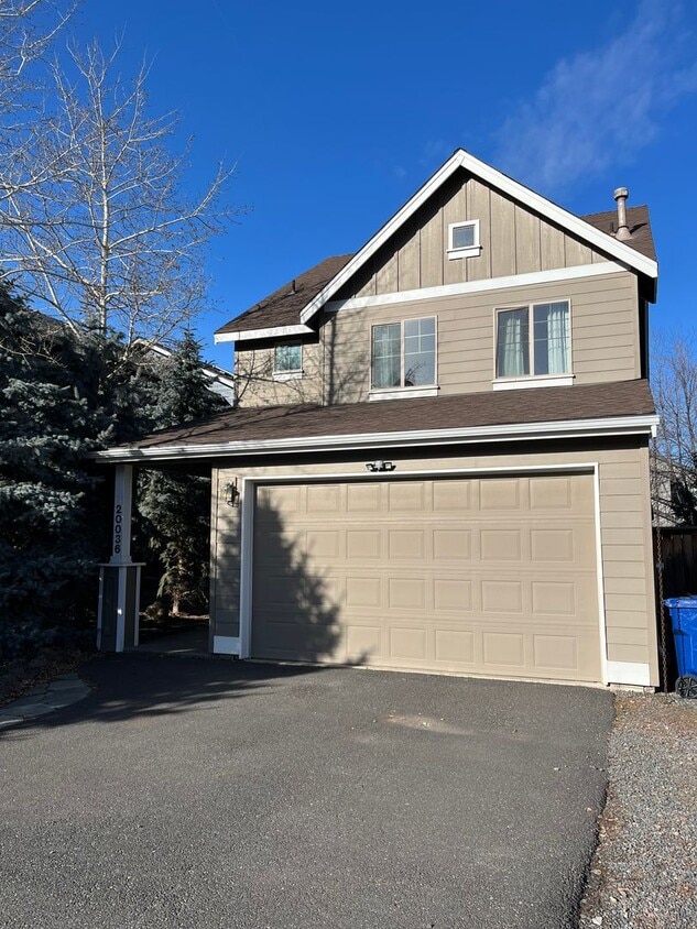 Foto principal - Quiet 3 Bed/2.5 Bath Home With Fenced Back...