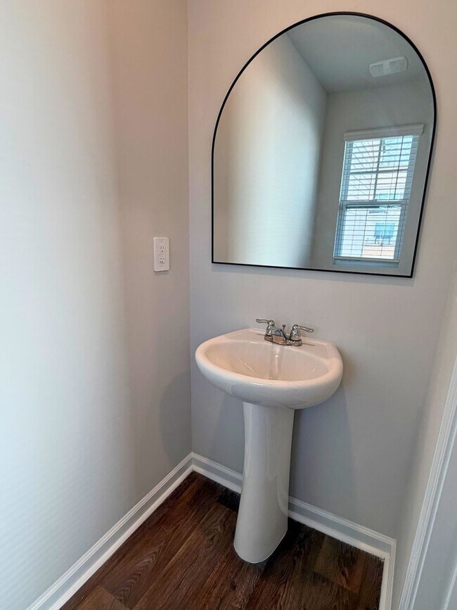 Foto del edificio - Practically brand new 4 bedroom home !