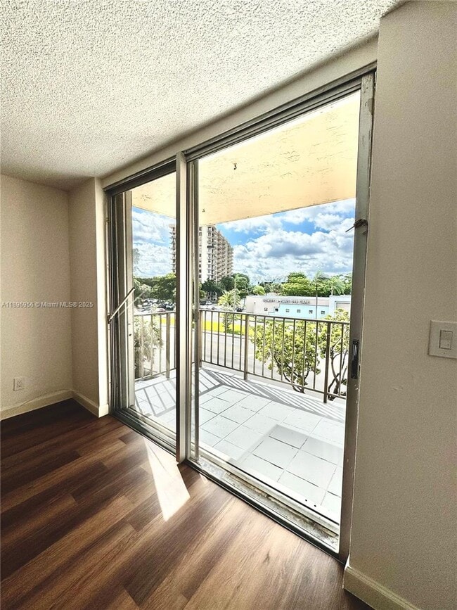 Foto del edificio - 1465 NE 123rd St