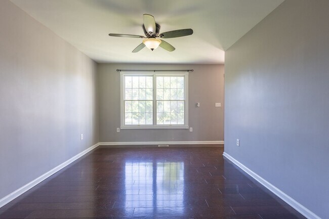 Building Photo - Lovely 4 BR/2 Full BA & 2 Half BA Single-F...