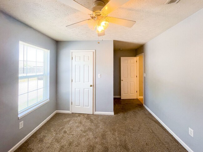 Foto del edificio - 4740 Kelvington Dr