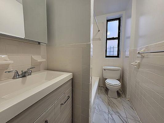 Building Photo - 2 bedroom in BRONX NY 10456