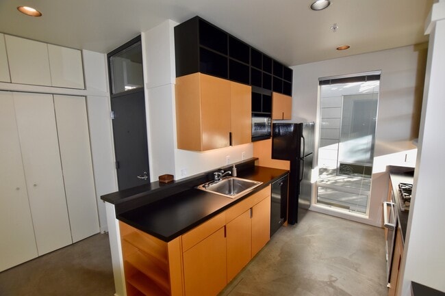 Building Photo - Gorgeous Capitol Hill 1 Bedroom