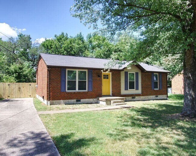 Foto del edificio - 3 Bedroom 1.5 Bath House w/Large Yard- Easy access to OHB and Nolensville Pk $2100
