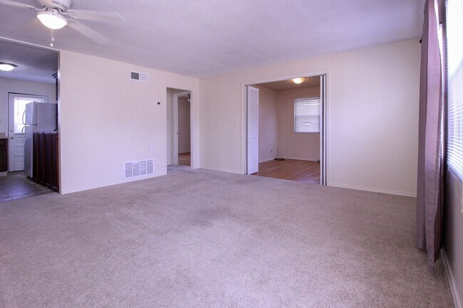 Foto del edificio - Charming Midtown Condo 2 Blocks From Brookside!