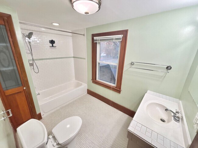 Foto del edificio - Spacious 3bd House | Driveway | Sunroom