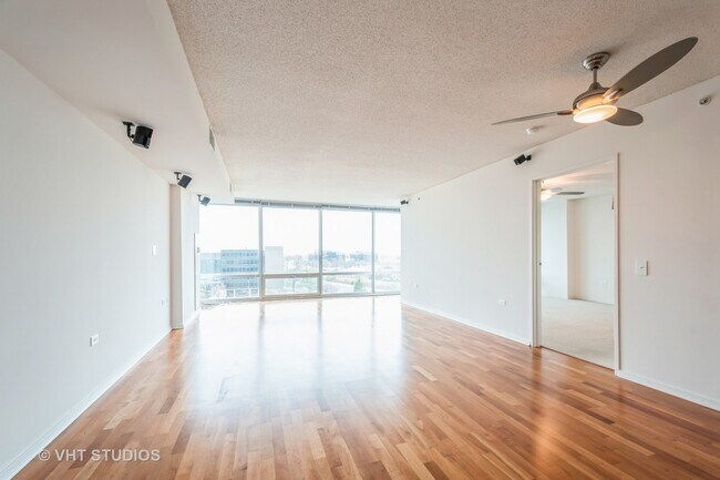Foto del edificio - 9725 Woods Dr