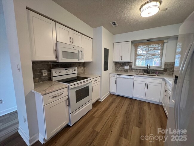 Building Photo - 9816 Emerald Point Dr