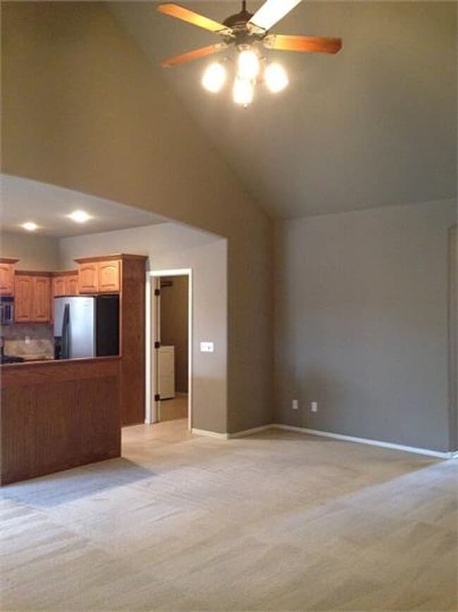 Building Photo - 3 Bed, 2 Bath Home - Great Tulsa Location ...