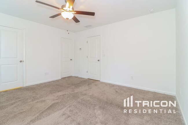 Foto del edificio - 2025 Rosemary Park Ln