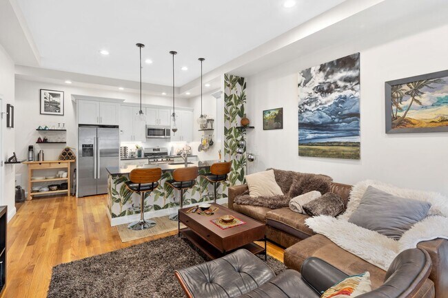 Foto del edificio - New 2BR2BA Condo in Jefferies Point with Backyard