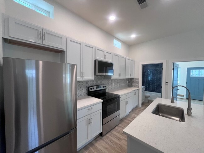 Building Photo - Just renovated! Stunning High-End Finishes!