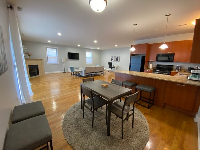 Building Photo - 425 E 42nd St