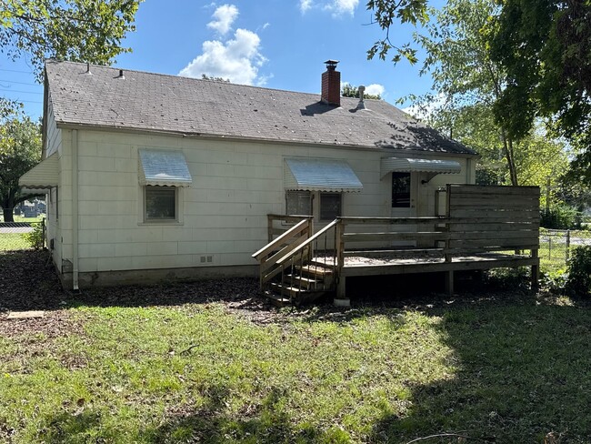 Building Photo - Cute 2 Bedroom Bungalow! $895