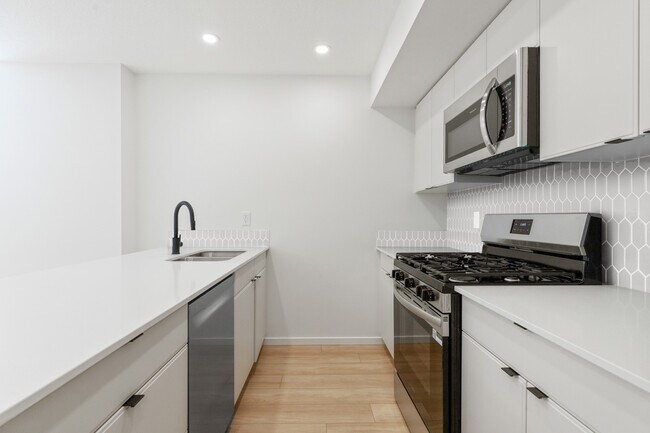 Building Photo - 12327-12107 107 St NW