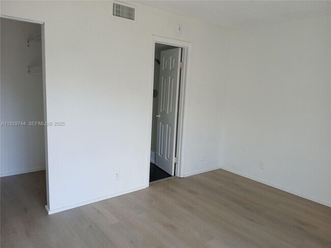 Foto del edificio - 8740 N Sherman Cir