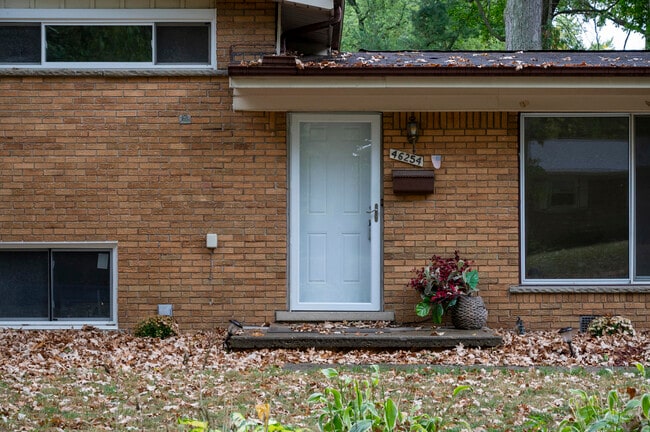 Foto del edificio - 46254 Custer Ave