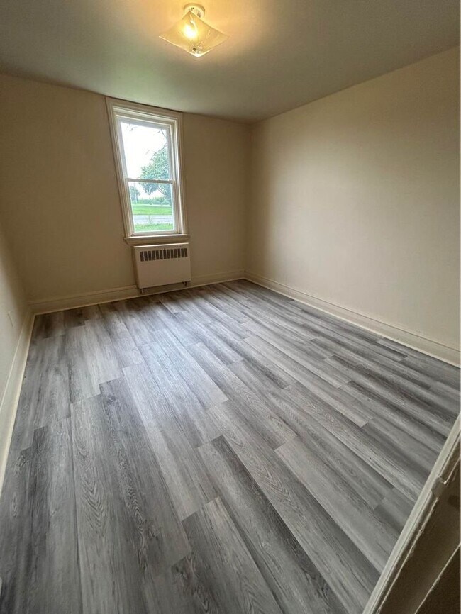 Photo du bâtiment - 1742 Confederation Line