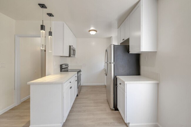 Foto del edificio - Spacious 1 Bedroom Apartments with Parking - Noho Arts District