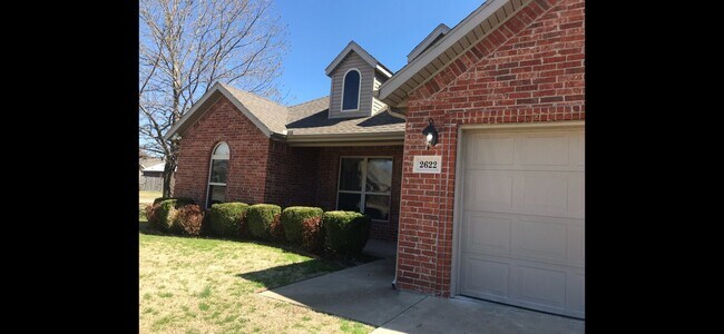 Building Photo - 2622 N Brush Creek Dr