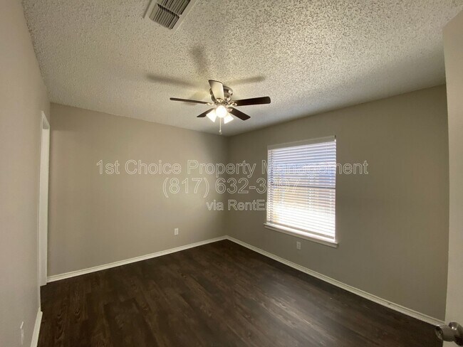 Foto del edificio - 6706 Crestmont Ct