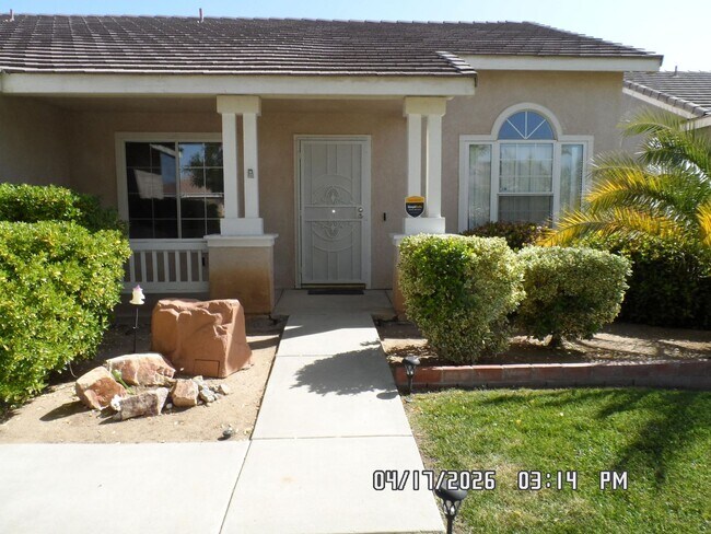Foto del edificio - 3 Bedrooms, 2 Bathrooms, approx. 1392 sq. ft., 2 Car Garage, Covered Patio, Fenced, Play house,