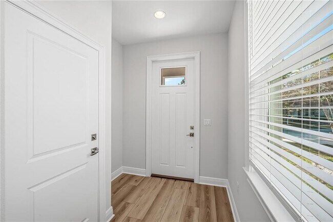 Building Photo - 2409 W Fig St