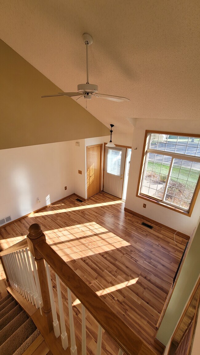Building Photo - 2401 Oakridge Cir