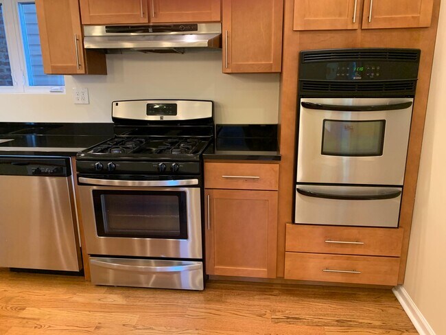 Two ovens! - 2969 S Loomis St