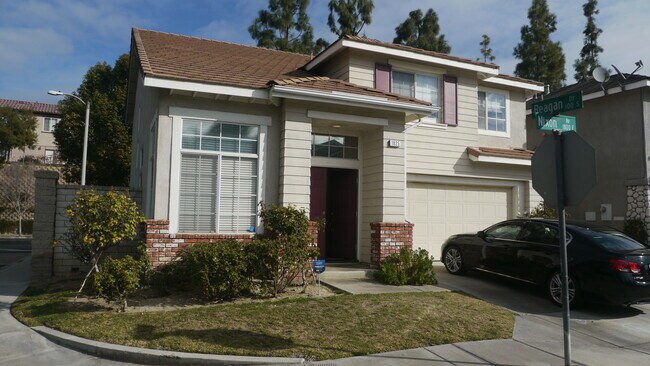 Foto del edificio - Stunning 3 Bed 3 Bath Duplex in Placentia with Open Floor Plan and Vaulted Ceilings.