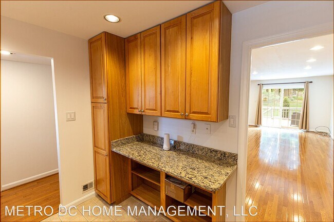 Building Photo - 3 br, 2.5 bath House - 313 Center St N