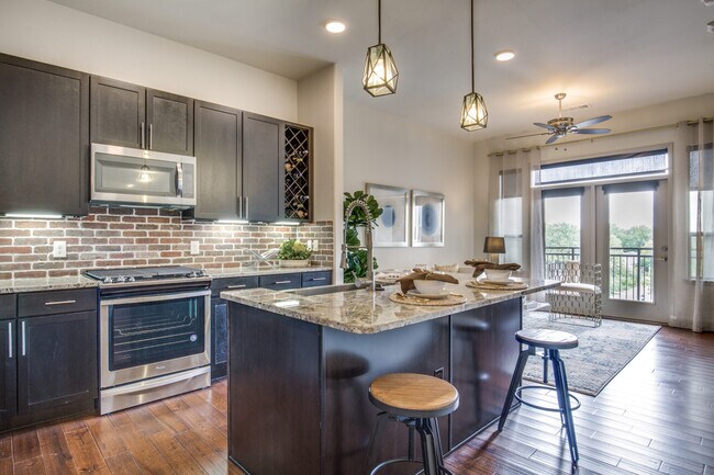 Building Photo - Sophisticated Spaces: One Bedroom Apartmen...