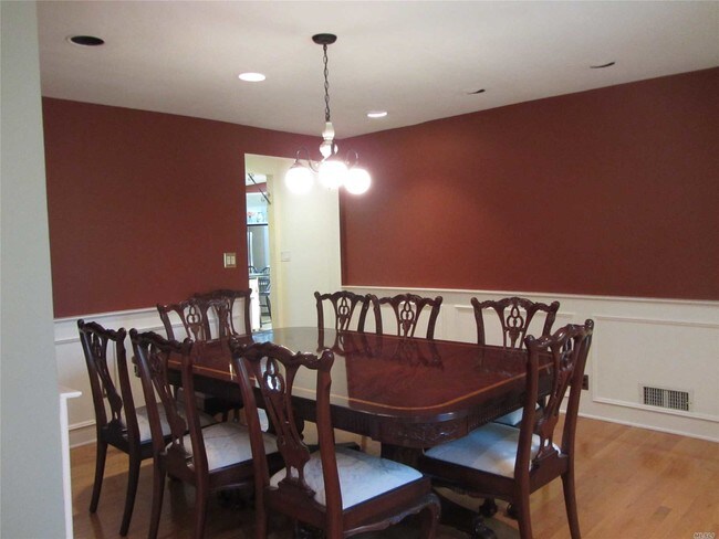Building Photo - 10 Briarfield Dr