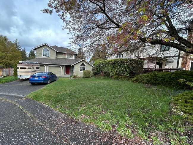 Building Photo - Large 4 bedroom 2.5 bath home in Glen Eagle