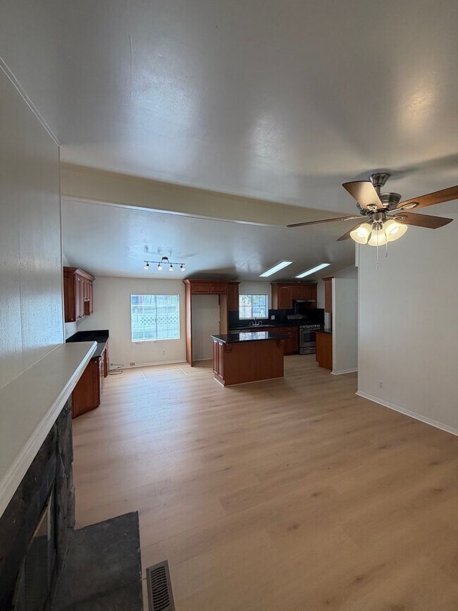 Foto del edificio - Spacious 4-Bed, 2-Bath Home in Whittier