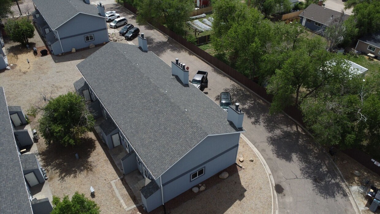 Building Photo - 3 Bed 2 Bath Townhouse, newly renovated! - MOVE IN SPECIAL