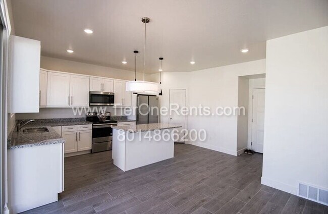 Building Photo - NO DEPOSIT option available for qualified ...