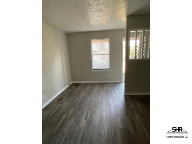 Building Photo - 10057 Hillview Dr