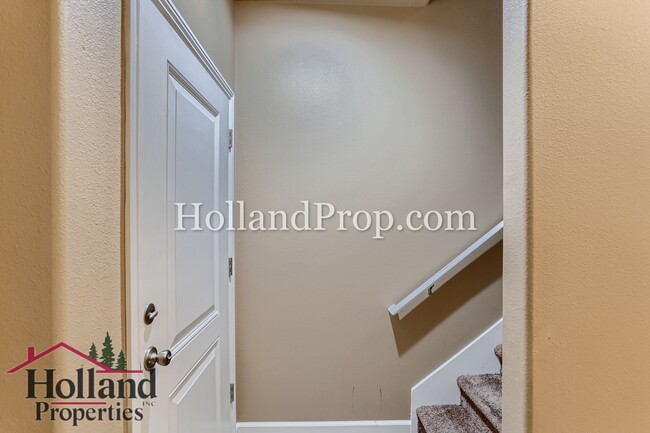 Building Photo - Stylish Townhome Near MAX, Nike & Costco in Prime Beaverton Location