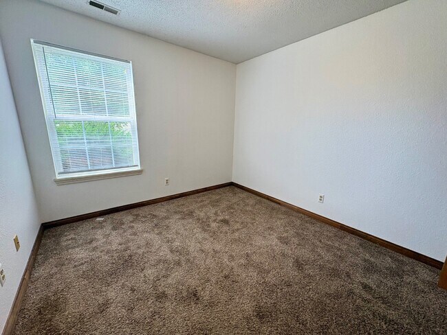 Foto del edificio - 1443 Blue Brook Way