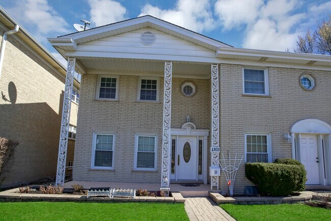 Building Photo - 1303 N Northwest Hwy